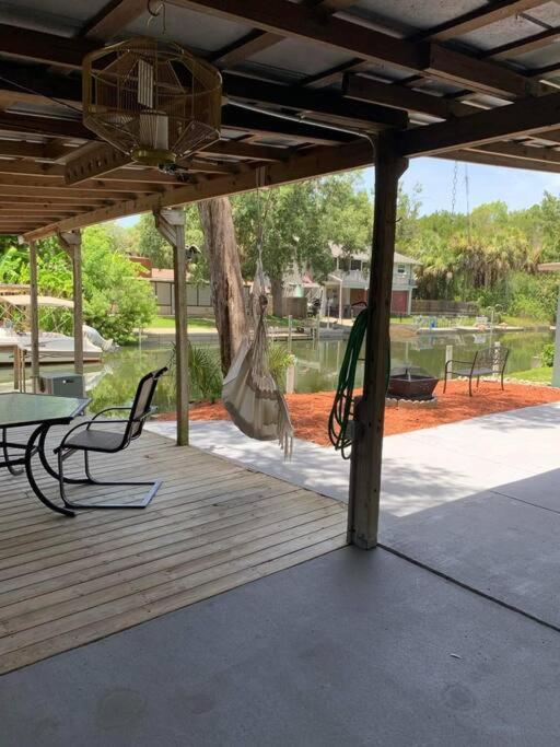Cozy Vintage Waterfront Home With Fireplace And Kayaks Spring Hill Zewnętrze zdjęcie